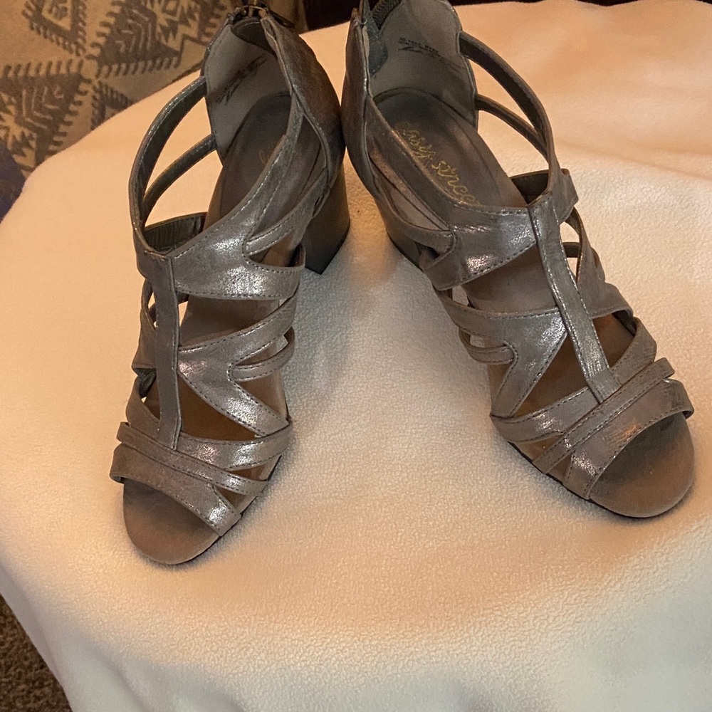Silver strappy 21:4” stacked heel by Easy Street. size 6.5.